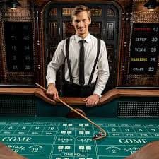 Dealer casino langsung mengelola permainan dengan interaksi pemain